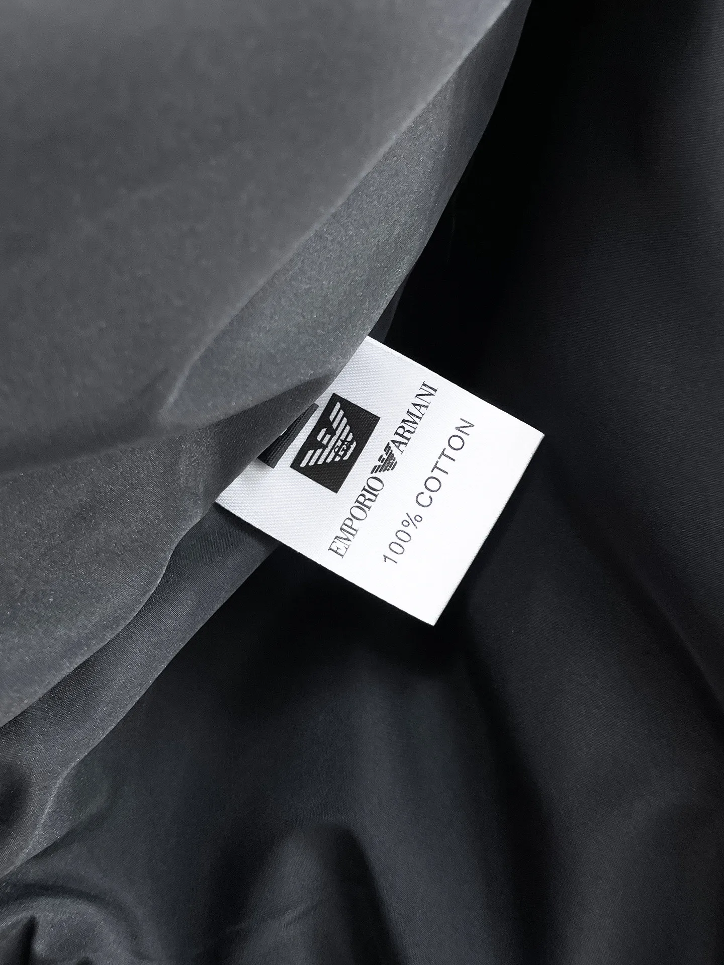 Armani official website Same Style, complete with three labels, on sale in advance! 2026 Autumn and Winter New Arrival men's jacket, Original three-label premium version! The custom-made fabric Breathable in the counter has high comfort, impeccable details, and brand element design concept, reflecting high quality. It feels delicate and soft! It presents a casual cut and the upper body shape is great! Sizes: M～3XL